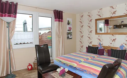 Wohn-Schlafraum mit Tür zur Terrasse