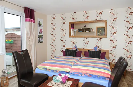 Wohn-Schlafraum mit Doppelbett