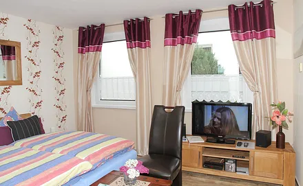 Wohn-Schlafraum mit Fernseher