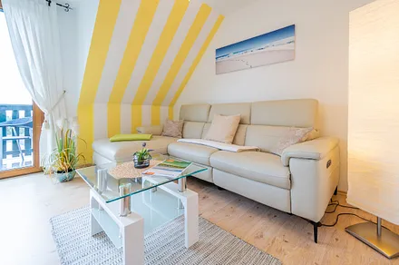 Wohnzimmer mit gemütlicher Couch