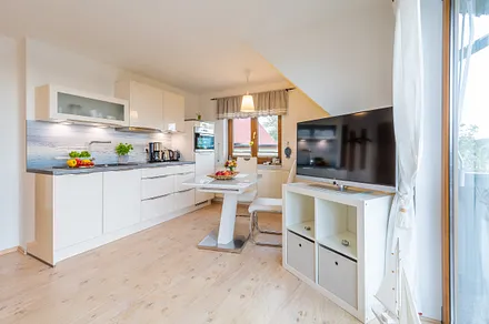 Küchenzeile mit Esstisch