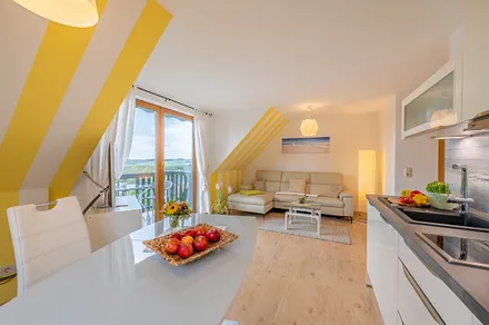 Blick vom Esstisch ins Wohnzimmer