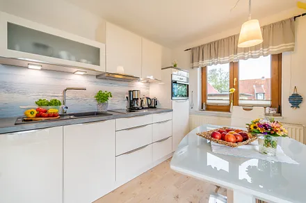 Küchenzeile mit Esstisch