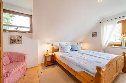 Schlafzimmer mit Doppelbett