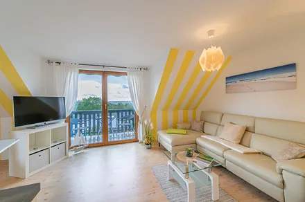 Wohnzimmer mit Balkon und Seeblick