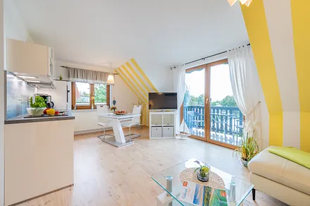 Wohnzimmer mit Balkon und Seeblick