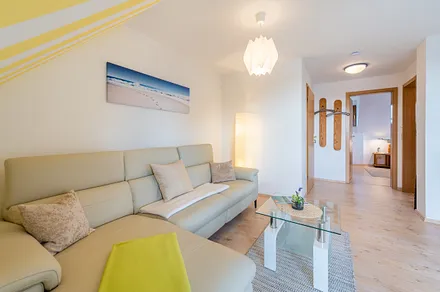 Wohnzimmer, Couch Blick zum Flur und Schlafzimmer