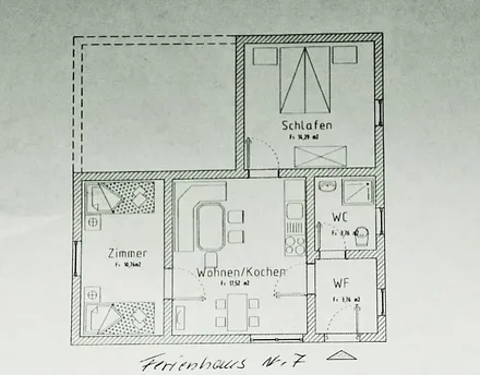Grundriss Ferienhaus Nr 7/ 2 SZ /1 WZ mit Küche, Große Terrasse mit Tisch und Stühlen sowie Sonnenschirm , alles zu ebener Erde