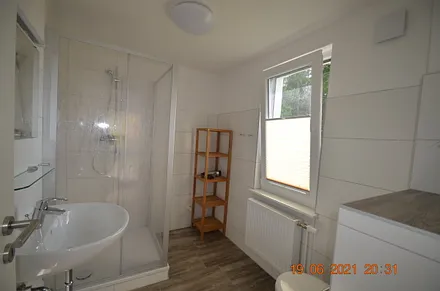 Bad mit Dusche , Handtuchständer, Föhn , neue Sanitäre Anlagen , Mückenschutz im Fenster