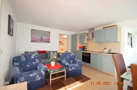 gr. WZ mit Eßecke und gemütlicher Couch und einer Küchenzeille mit allem was mann so braucht um auch im Urlaub ein leckeres Essen zu machen.