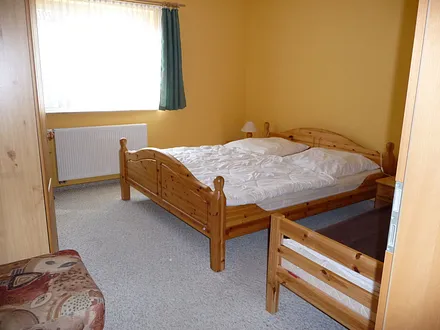 Schlafzimmer mit Doppelbett und Einzelbett