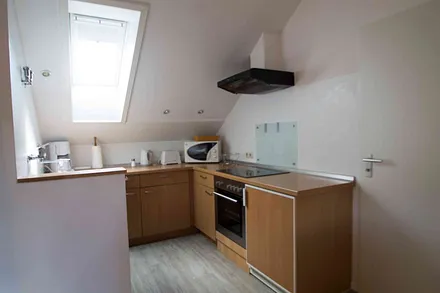 Einbauküche mit Spülmaschine und Backofen