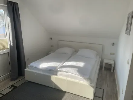 Schlafzimmer mit Doppelbett