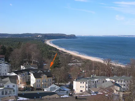 Das Apartmenthaus Granitz liegt ruhig in der Gartenanlage der historischen Bädervilla Granitz an der Ecke Strandstraße/Waldpromenade. Es besitzt eine Top-Lage oberhalb des Meeres. 