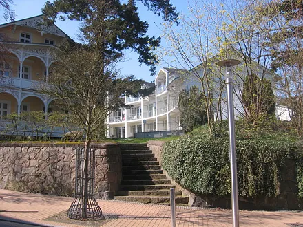 Direkt aus dem Garten erreichen Sie den Abgang zur Waldpromenade, zum Strand, zum Kurpark und zur Seebrücke. An der verkehrsberuhigten Strandstr. finden Sie Lokale und Geschäfte für den tägl. Bedarf.