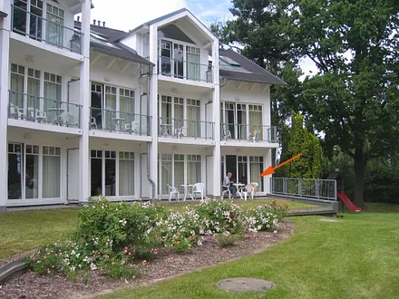  Das begrünte Tiefgaragendach vor der nach Süden ausgerichteten Terrasse u. der Garten sind ebenfalls nutzbar.