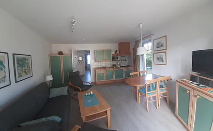 Der Schrank im Wohnbereich bietet ausreichend zusätzlichen Stauraum. Die Couch lässt sich zu einem komfortablen Doppelbett (1,50 m breit) für 2 weitere Personen ausklappen.