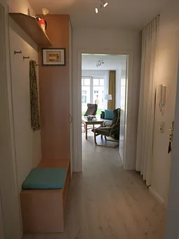 Die Einbaugarderobe in der Diele bietet viel Stauraum. Der Abstellraum für Gartenmöbel, Gästematratze usw. ist durch einen Vorhang abgetrennt. 