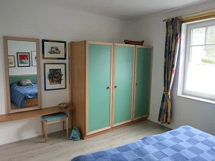 Der geräumige Schrank und das Regal bieten ausreichend Aufbewahrungsmöglichkeiten.