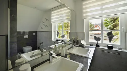 Bad mit Dusche im OG