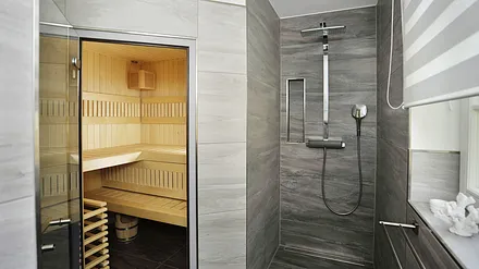 Bad mit Dusche und Sauna im EG