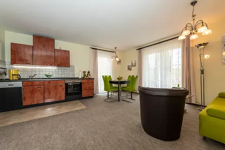 Küchenzeile mit Essbereich