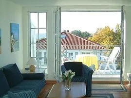 Wohnzimmer und Balkon mit Blickrichtung Schmachter See