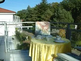 "Frühstücksbalkon" vorm Schlafzimmer mit Blick auf den Naturschutzwald Granitz