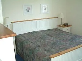 Schlafzimmer mit bequemem Doppelbett