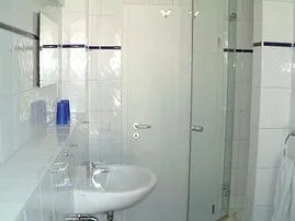 Helles, geräumiges Duschbad mit Zugang zum Balkon