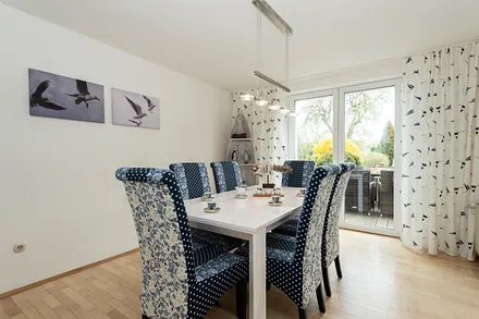 Esszimmer mit Zugang zur Terrasse