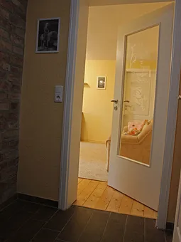 Flur mit Tür zum Wohnbereich