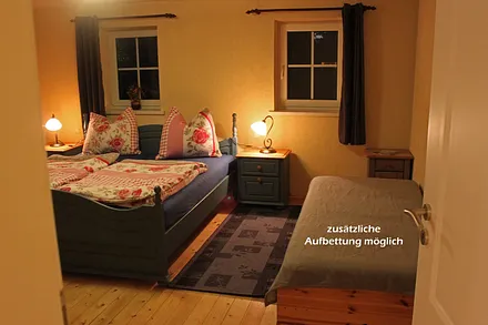 Schlafzimmer mit Doppelbett und Einzelbett