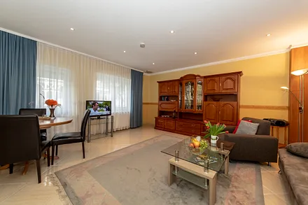 Wohnzimmer mit Esstisch