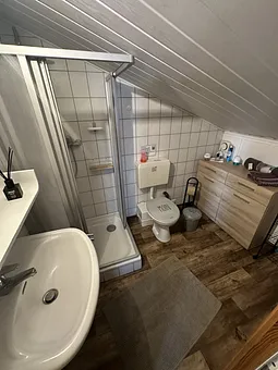 Gepflegtes, kleines  Bad mit Schräge