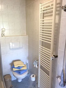Badezimmer mit Handtuchtrockner