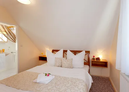 4. Schlafzimmer mit Doppelbett