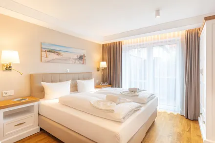 1. Schlafzimmer mit Doppel- und Einzelbett