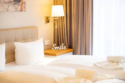 1. Schlafzimmer mit Doppel- und Einzelbett