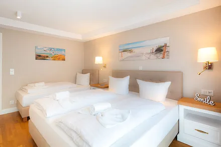 1. Schlafzimmer mit Doppel- und Einzelbett