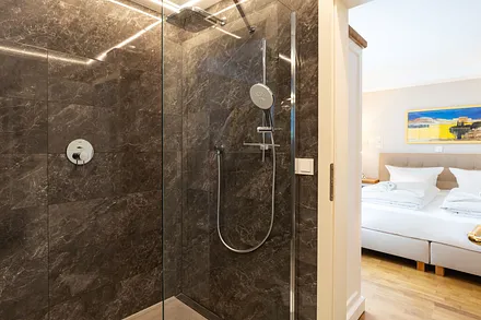 Bad en Suite mit Dusche