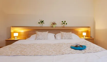 Schlafzimmer mit Doppelbett