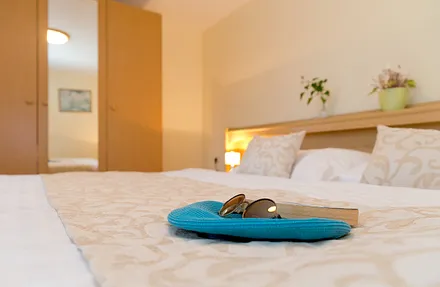 Schlafzimmer mit Doppelbett