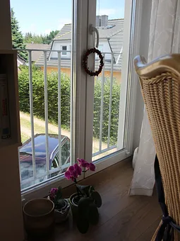Wohnzimmer mit Blick aus Fenster zum Parkplatz