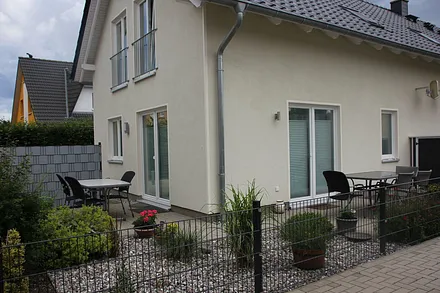 Blick auf Ferienhaus und auf die Terrassen