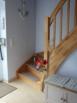 Hauseingangsflur mit Treppe ins OG