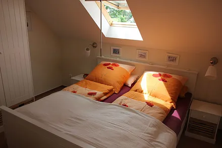 Schlafzimmer mit großem Doppelbett