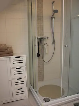 Badezimmer mit Dusche