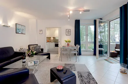 Wohn- und Essbereich mit angrenzendem Balkon