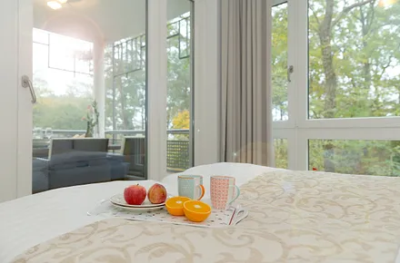 Schlafzimmer mit Doppelbett